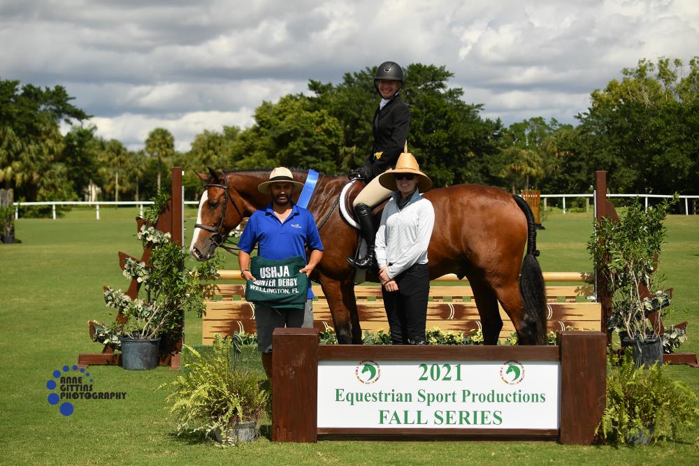 Jennifer Speisman and Totality in the presentation ceremony, pictured with. ©Anne Gittins Photography