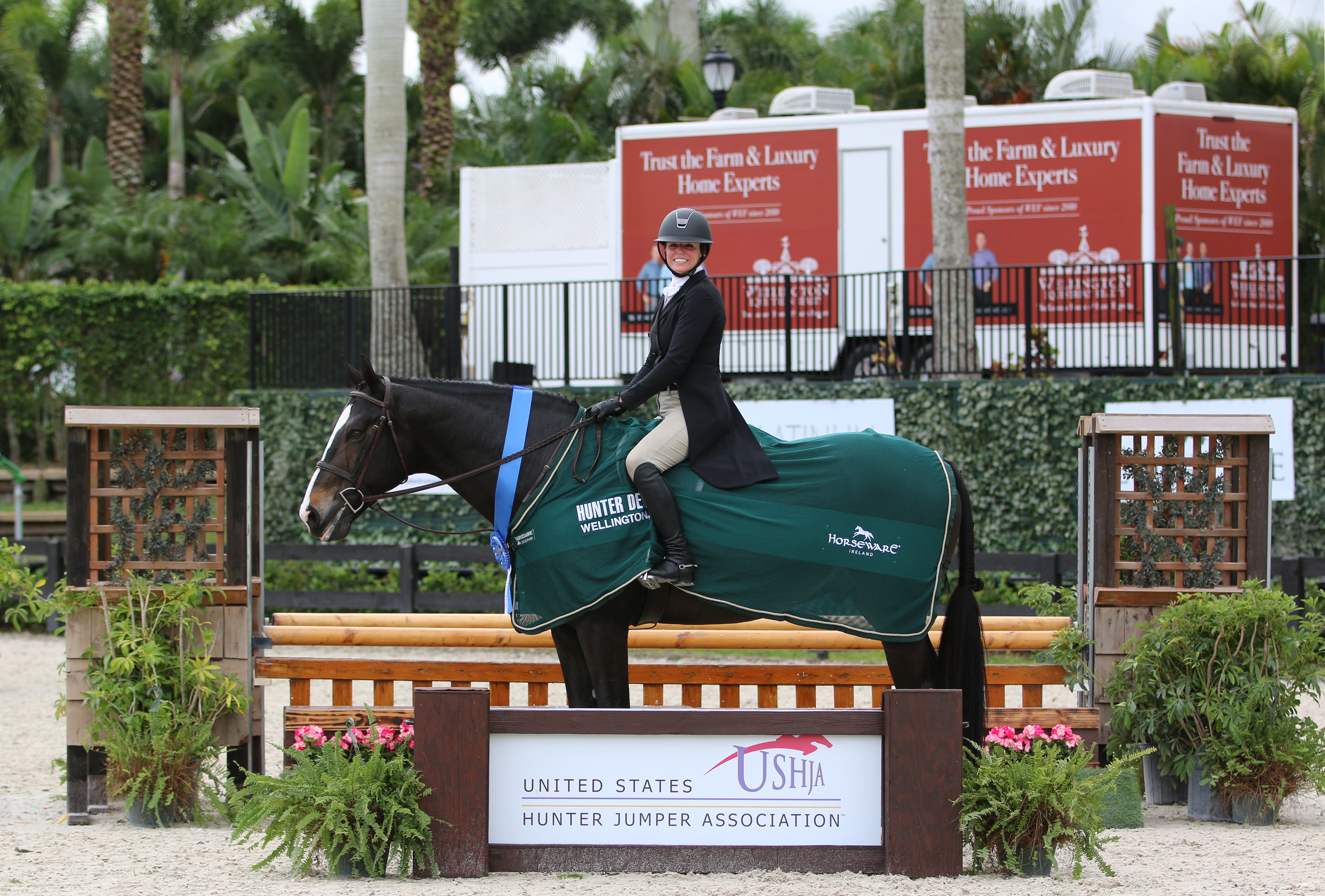 Molly Sewell piloted Providence to victory in the $2,500 USHJA National Hunter Derby. ©Carly Nasznic Photography 