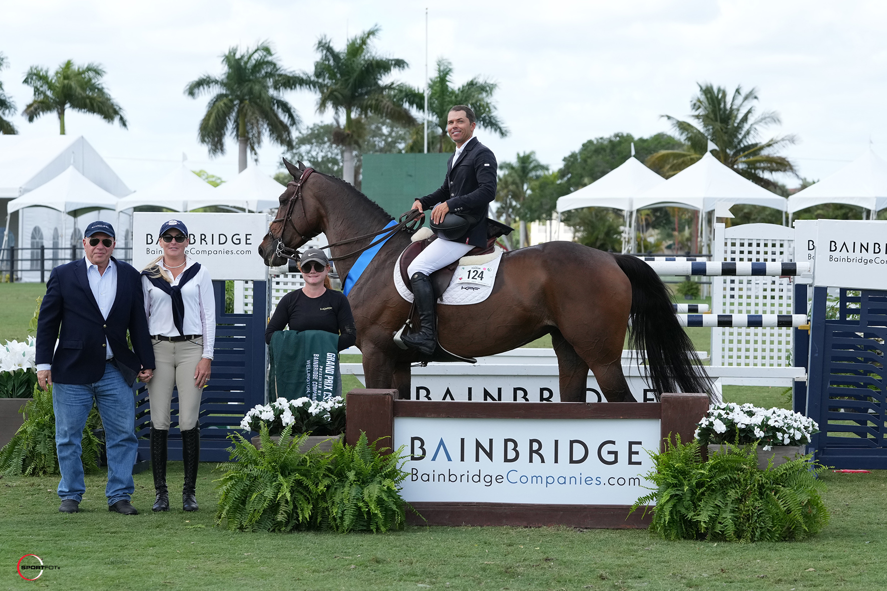 Kent Farrington and Orafina in their presentation ceremony. Pictured with Richard and Jennifer Schechter of Bainbridge Companies, as well as Mary Glier. ©Sportfot